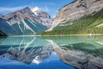 Photo sur Plexiglas Réflexion The peaks of Mt Robson are reflected in Kinney lake