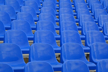 Blaue Stühle vor einer Freilichtbühne - 633119706