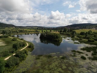 Île au milieu d'un lac, Jura