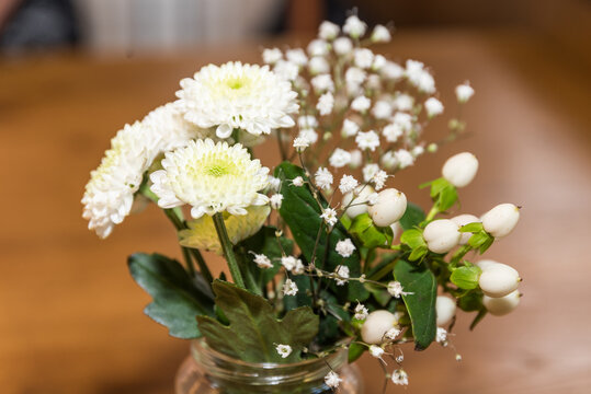 Tischdekoration mit kleinem wei&szlig;en Blumenstrau&szlig;