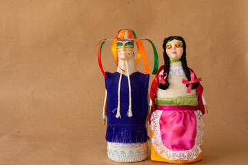 Botellas decoradas con trajes tradicionales de un baile en Michoacán, una bebida llamada charanda, típica de la región. Muñecas tradicionales mexicanas hechas a mano.