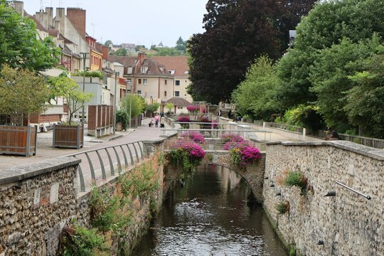 L'Iton, rivi&egrave;re dans la ville, ville de Evreux, d&eacute;partement de l'Eure, France