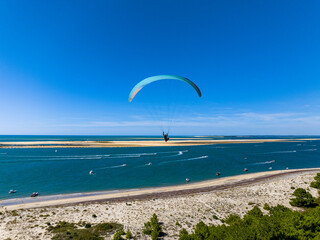 Parapentes au dessus de la dune du Pyla Photo en drone