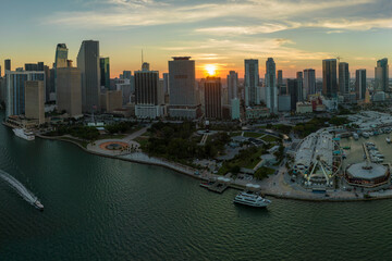 Obraz premium American urban landscape at sunset. Skyviews Miami Observation Wheel at Bayside Marketplace with reflections in Biscayne Bay and high illuminated skyscrapers of Brickell, city's financial center