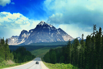 Straße mit berg panorama in kanada britisch columbia