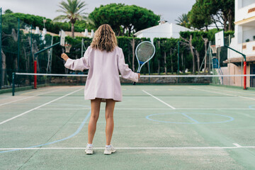 Obraz premium Beautiful blonde girl posing on the tennis court with a racket in her hands. fashion beauty makeup style