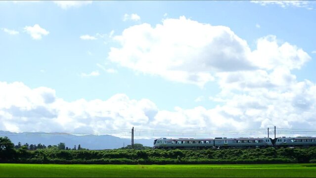 夏の田園地帯を走るHC85系特急ひだ （東海道本線 稲枝 - 能登川, 2023年8月）