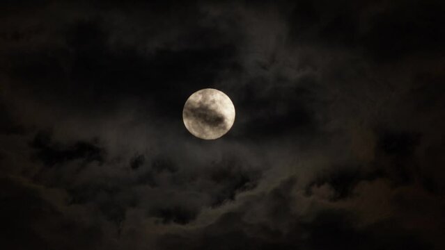 Lua da Noite com Nuvens