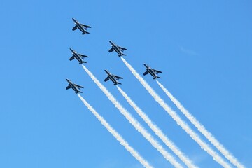 航空自衛隊のブルーインパルスの編隊飛行