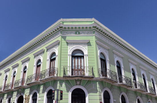 edificio verde simetrico