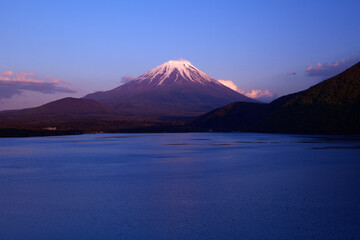 本栖湖と富士山夕景