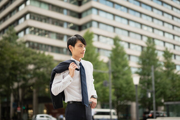 丸の内のオフィス街を歩くビジネスマン