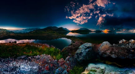 Photo sur Plexiglas Mont Cradle Epic sunset from the high lake in the mountain with burning sky