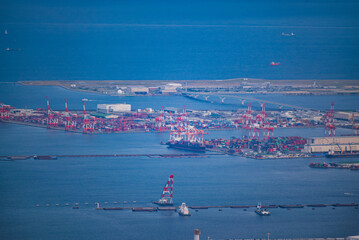 Obraz premium 日本の神戸市にある六甲山山頂付近からみた神戸空港と神戸港の景色