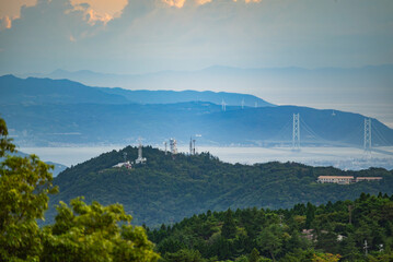 日本の神戸市にある六甲山山頂付近からみた明石海峡大橋と淡路島
