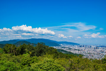 Fototapeta na wymiar 日本の神戸の鉢伏山山頂付近から見た神戸市の街並みと六甲山