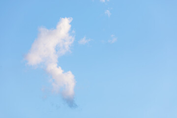 Naklejka premium Blue sky on a sunny day. white cumulus clouds
