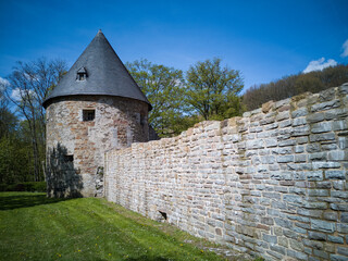 Turm der Artillerieumwehrung bei Schloss Hardenberg, Velbert, Deutschland
