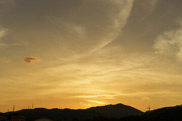 朝焼けの空が映える風景写真