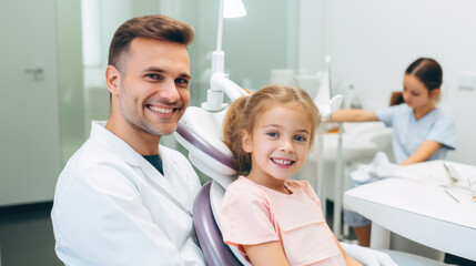 Obraz premium Little girl sitting in the dentists office