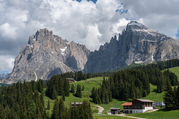 Fototapeta na wymiar Alpenlandschaft, Panorama, aufgenommen von der von der Seiser Alm, zum Bergmassiv Langkofel & Plattkofel