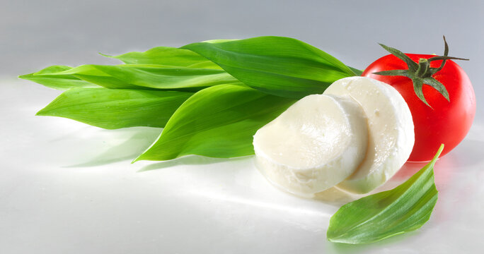 Baerlauch und geschnittener Mozzarella mit Tomate