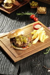 hamburger plate with a pennant