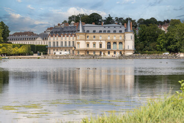 Fototapeta na wymiar Photo du château de Rambouillet dans les Yvelines, vue coté parc avec le plan d'eau en premier plan