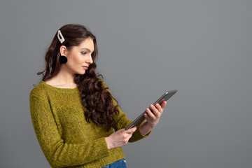 Naklejka premium woman discussing with friends online. business, communication and entertainment concept, remote work