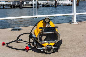 Obraz premium Kiel, Deutschland, August 2023 Hafenimpressionen ein gelber Helm ines Berufstauchers auf einer Anlegebrücke