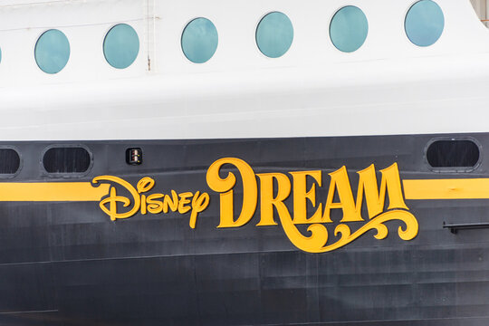 Kiel, Deutschland, August 2023 Hafenimpressionen der Schriftzug Disney Dream an der Backbordseite des Kreuzfahrtschiffes