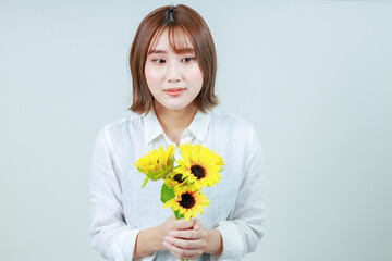 向日葵を持った若い女性