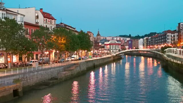 R&iacute;a de Bilbao a su paso por el casco viejo al empezar a oscurecer