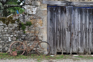 Fototapeta na wymiar An old and rusty bike at a farm in France
