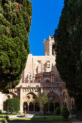 Fototapeta na wymiar view of the walls from the inner courtyard of the cathedral santa maria of tarragona