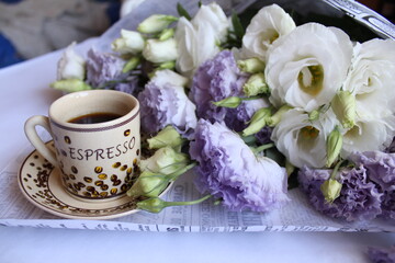Obraz na płótnie Canvas cup of coffee and flowers