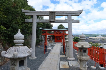 A scene of Yoshiteru-inari-jinjya Subordinate Shrine in the precincts of Kenkun-jinjya in Kyoto City in Japan 日本の京都市の建勲神社境内の中にある末社義照稲荷神社の風景
