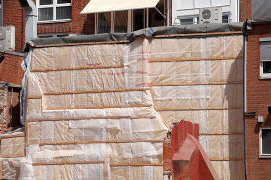 Braune Abdeckplane an einer Brandmauer, Baustelle, Hintergrund, Hintergrundbild, Textur, Deutschland