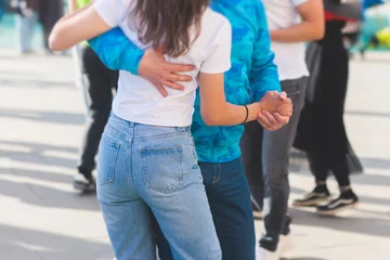 Cercles muraux École de danse Couples dancing traditional latin argentinian dance milonga outdoor in the city streets, tango salsa bachata kizomba lesson, outdoors dance school class festival in a summer sunny day