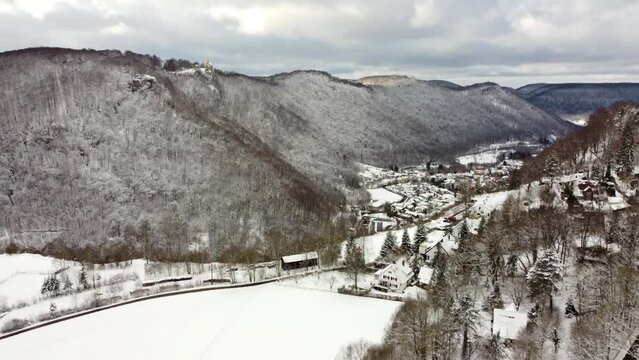 Reutlingen, Deutschland: Die Schw&auml;bische Alb ums Schloss Liechtenstein im Winter