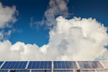 Photovoltaik anlagen auf einen dach für sonnenenergy mit solaranlagen bei schönen blauen himmel...