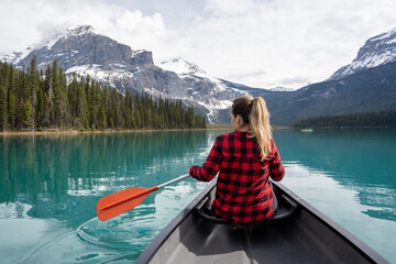 Frau auf einem Kanu auf dem Emerald Lake