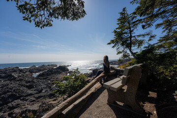Frau am Wild Pacific Trail in Ucluelet