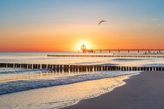 Zum Sonnenaufgang am Strand von Zingst an der Ostsee.