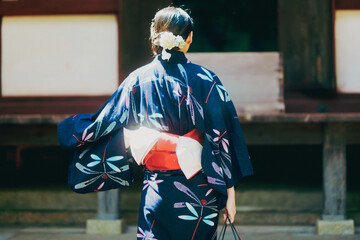 浴衣で歩く女性