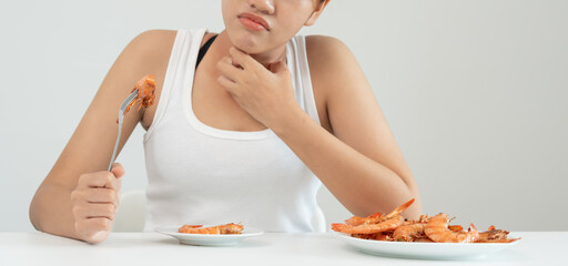 food allergies, women have reactions itching and redness after eating shrimp, seafood allergy, itching, rash, abdominal pain, diarrhea, chest tightness, unconsciousness, death, severe avoid allergies