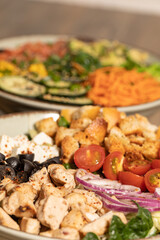 Ensaladas con diferentes ingredientes, comida saludable