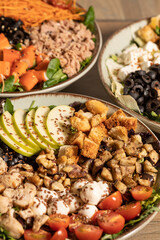 Ensaladas con diferentes ingredientes, comida saludable