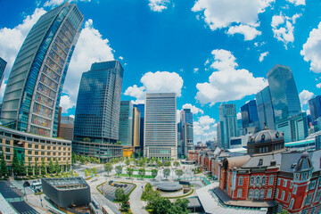 東京駅の駅舎と丸の内のビル