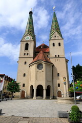 Fototapeta na wymiar Blick auf die St. Walpurga Stadtkirche in Beilngries